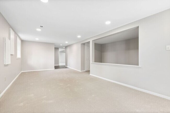 Building Photo - Sunny Air Conditioned Mercer Island Charmer!