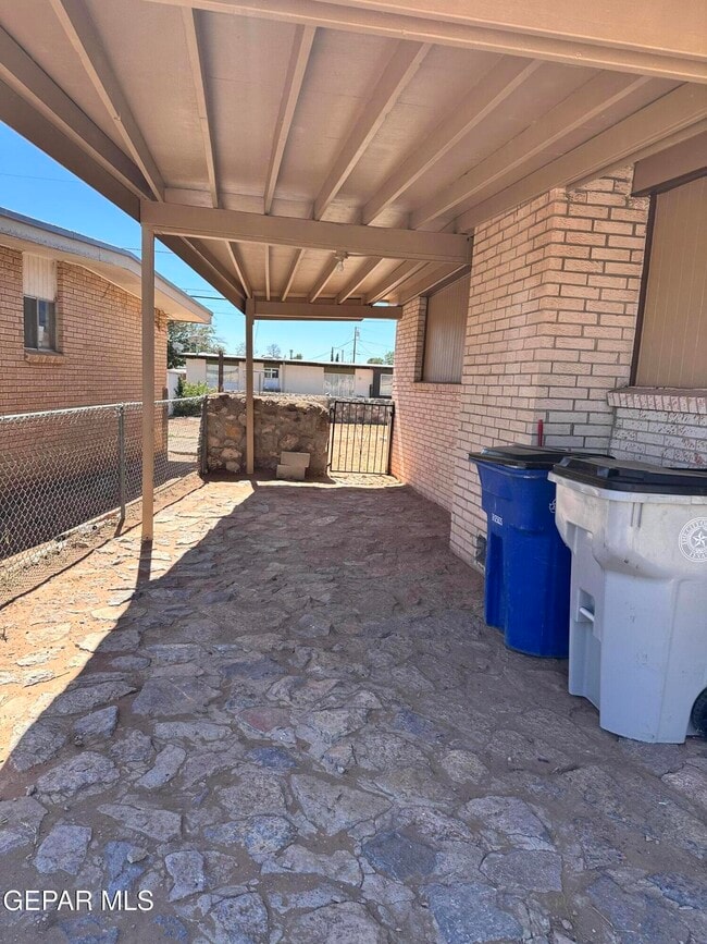 Building Photo - 5520 Salem Dr