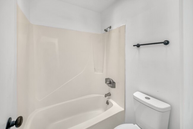 Building Photo - 1304 Magnolia Cir E