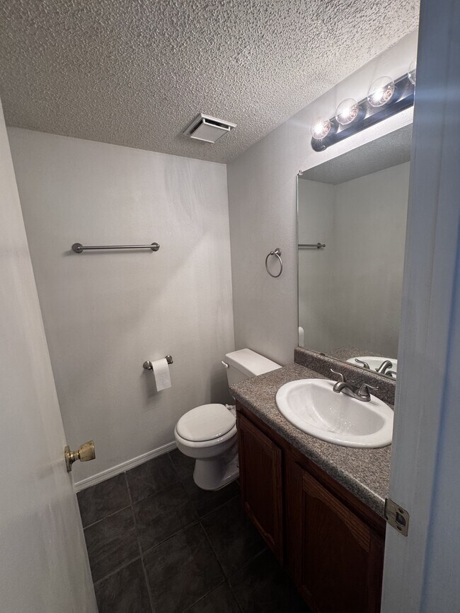 Building Photo - 1613 Bobby Lee Dr