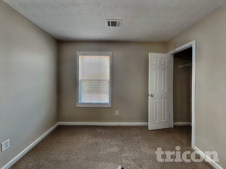 Building Photo - 202 Larson Ln