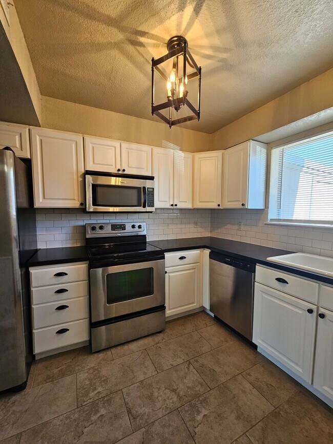 Building Photo - (2) Bed/2.5 (Bath)Townhome! Pool Access!