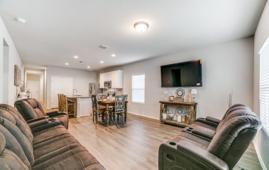 Building Photo - 12811 Lucas Ridge Dr