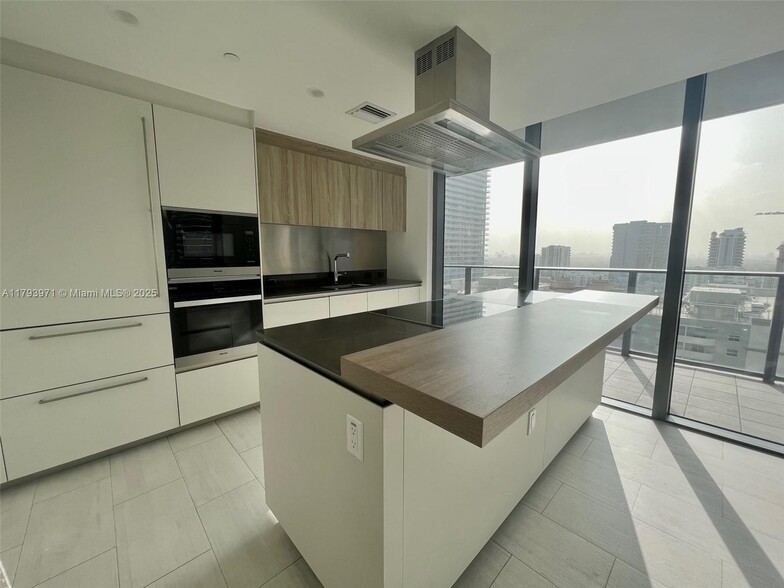 Primary Photo - 1000 Brickell Plz
