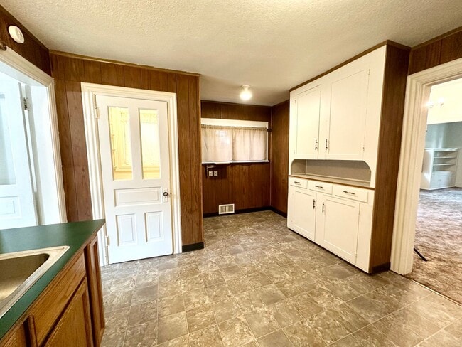 Building Photo - Charming 3 Bedroom Home Near Downtown Elle...