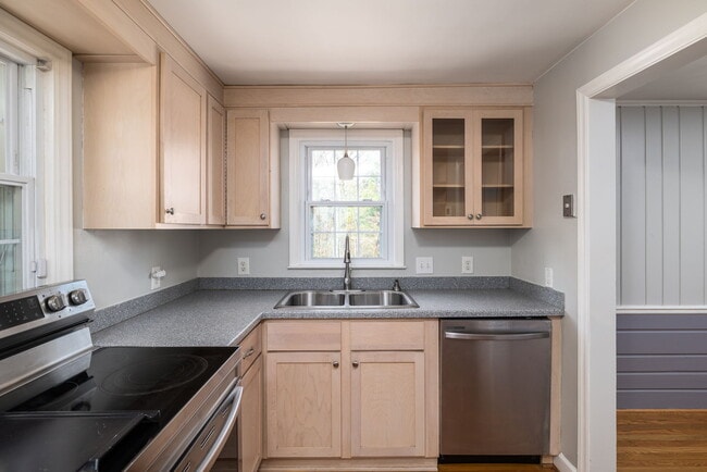 Building Photo - 3327 Emory Dr