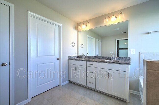 Building Photo - 572 Yellow Fox Rd