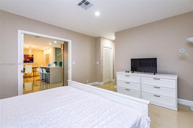 Building Photo - 709 Elm Tree Ln