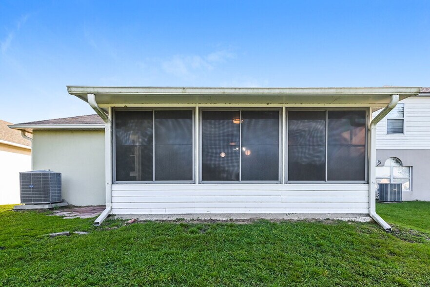 Building Photo - 8448 Oak Crossing Dr W