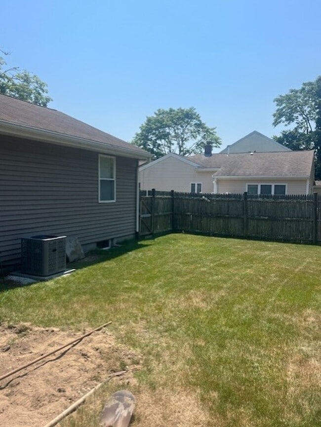 Building Photo - Charming 2BR Home Just Steps from the Beach!