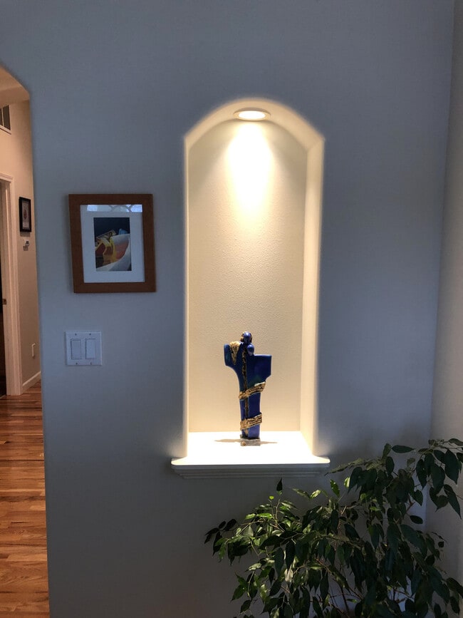 Building Photo - Beautiful 3 bedroom 2.5 Bath in North Corv...