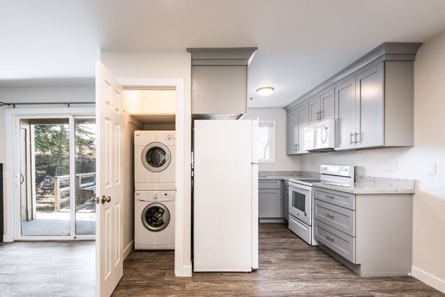 Building Photo - Bright and light Prospector Condo