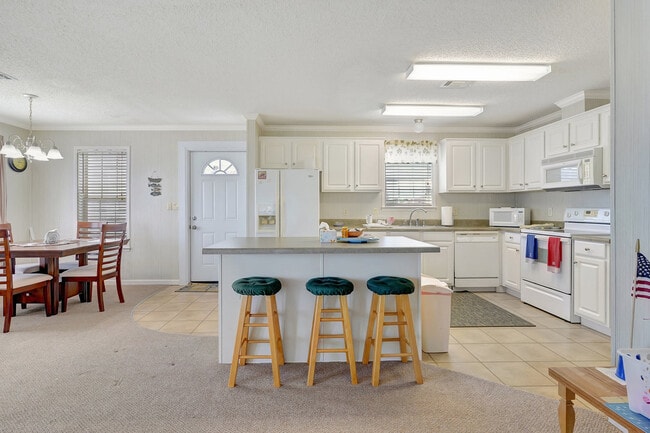 Building Photo - 4730 Almar Dr