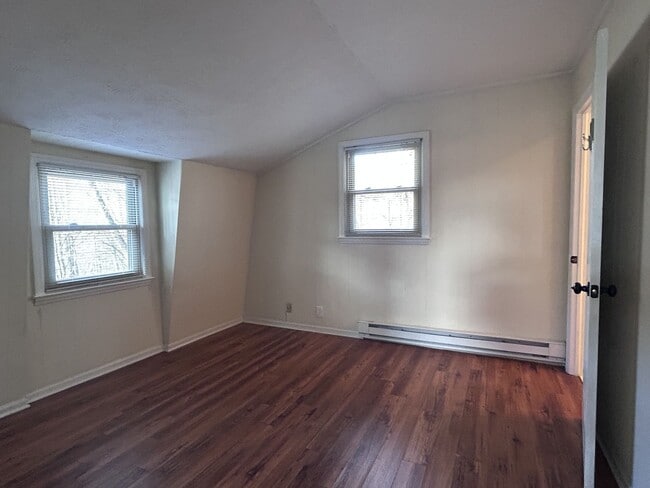 Building Photo - Cute Garage Apt and Cozy Living with a Front-Deck View