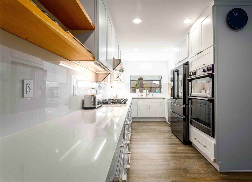 Building Photo - 5848 Canterbury Dr