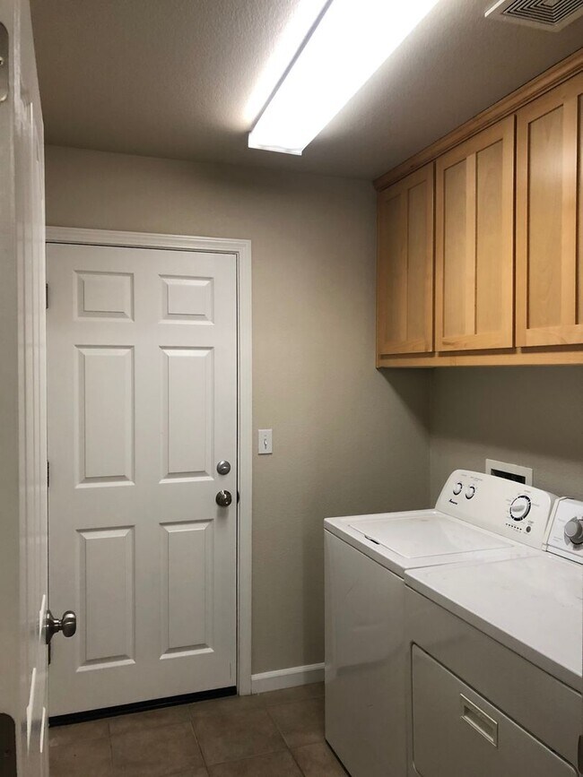 Building Photo - 1165 Dog Leg Dr