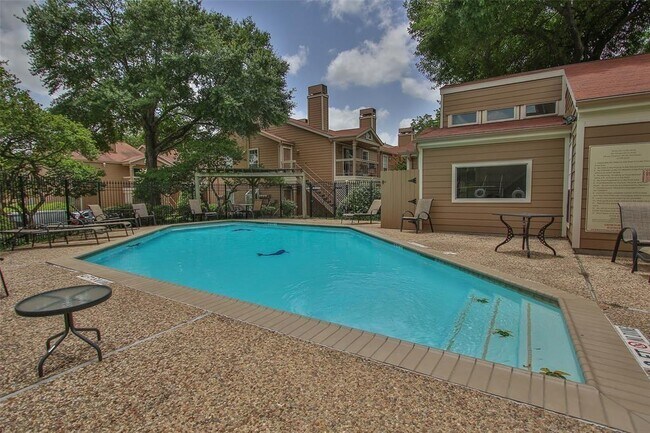 Building Photo - 1860 White Oak Dr