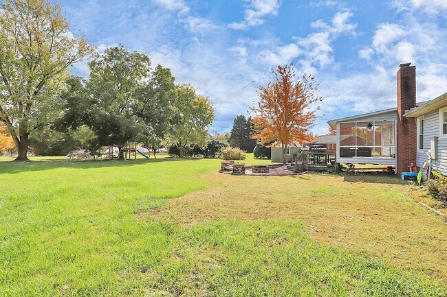 Building Photo - 4227 Deerfield Dr