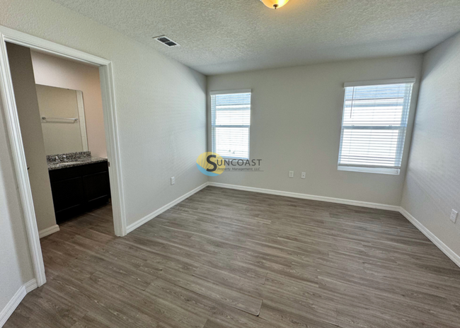 Building Photo - Private Top Floor 2/2 Apt! West Jax Prime ...