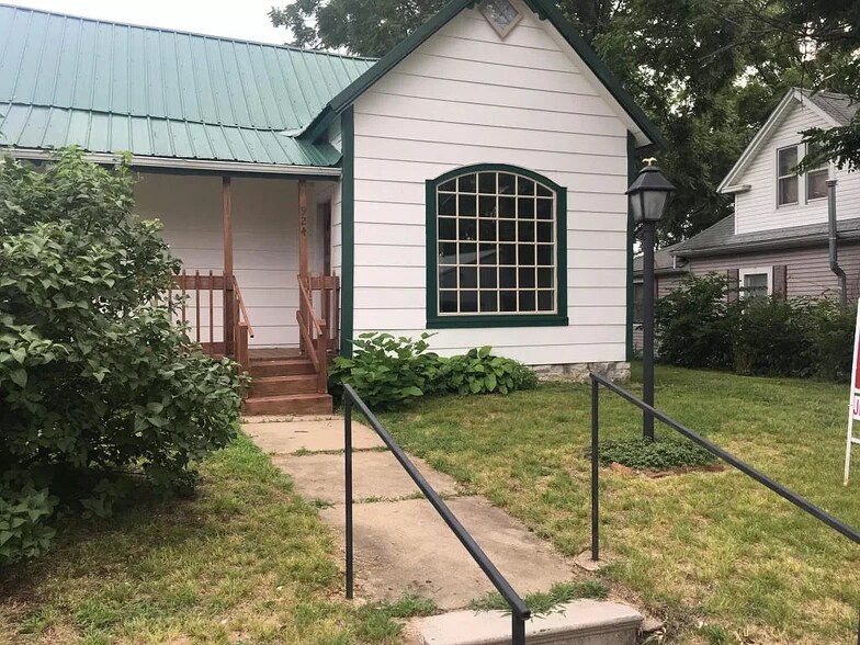 Street view - 924 W 1st St