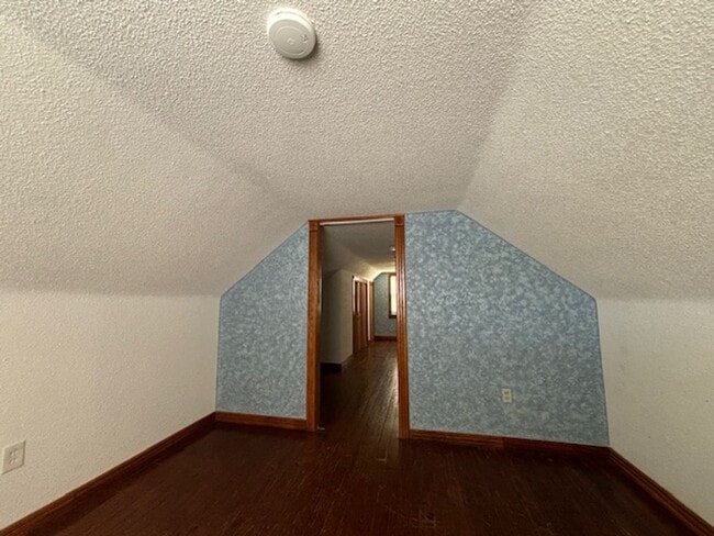 Building Photo - Charming 3 Bedroom 1 Bath Home on Eastside Of Lorain