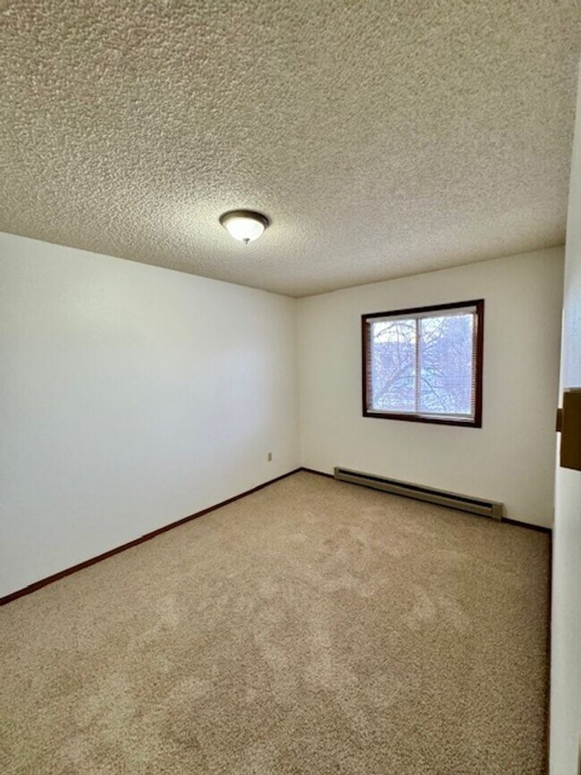 Building Photo - 4 Bedroom, 2.5 Bathroom Townhouse, Close to MSU