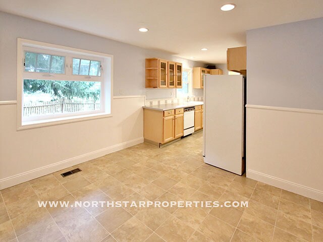 Building Photo - Great Lake Oswego Home Walking Distance to Everything