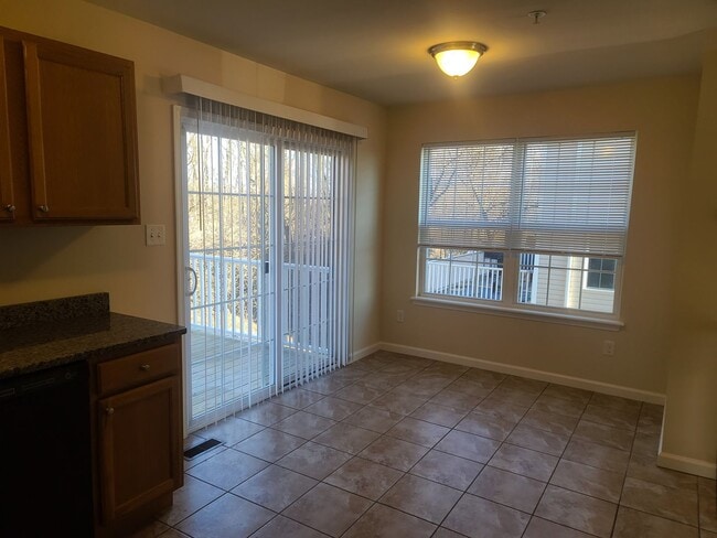 Building Photo - 3 Bedroom 2 1/2 bath ** End Unit** Townhome for Rent in Waynesboro