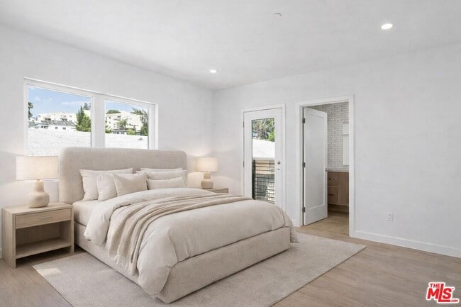 Building Photo - 2115 Beachwood Terrace