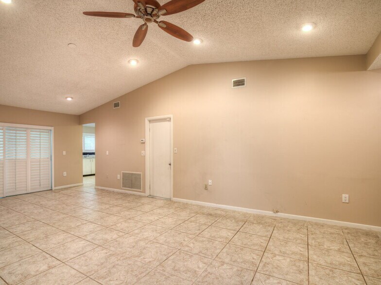 Building Photo - 4900 NW 56th St