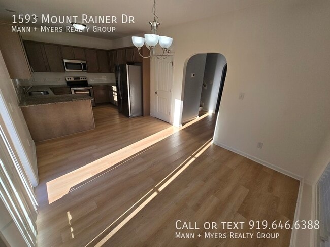 Building Photo - 1593 Mount Rainer Dr