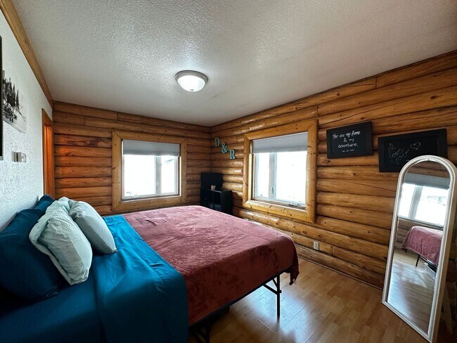 Building Photo - 3 Bed/2 Bath/2 Car Garage/Dogs Allowed