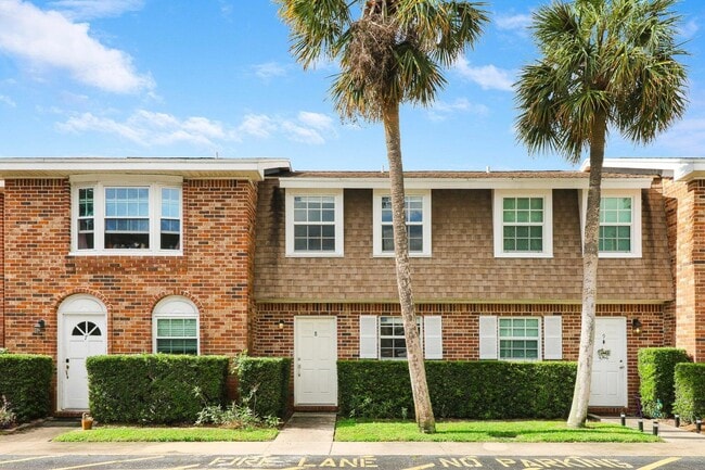 Primary Photo - 415 N Cypress Dr