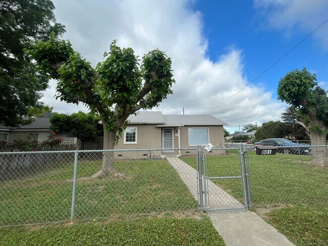 Building Photo - 801 S Bradley St