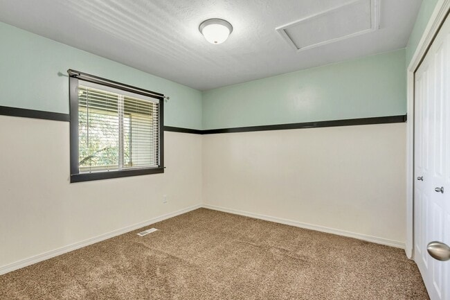 Building Photo - 93 River View Dr