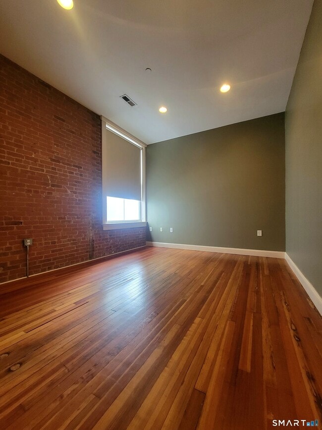 Building Photo - 14 N Main St