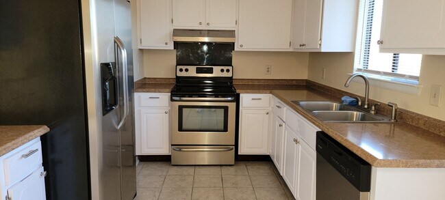 Building Photo - Charming 3Bed/2Ba Home, Conveniently Located in Lynn Haven! *1/2 OFF Security Deposit for Active-...