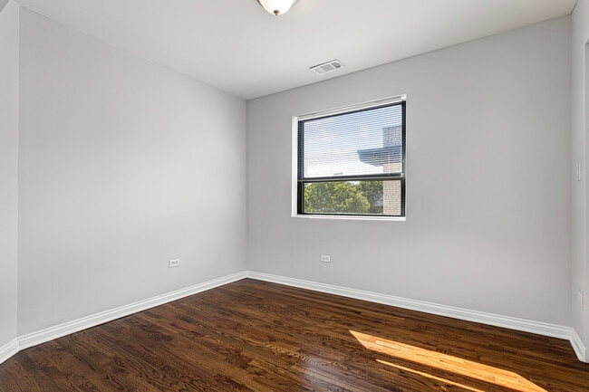 Building Photo - 7616 N Marshfield Ave