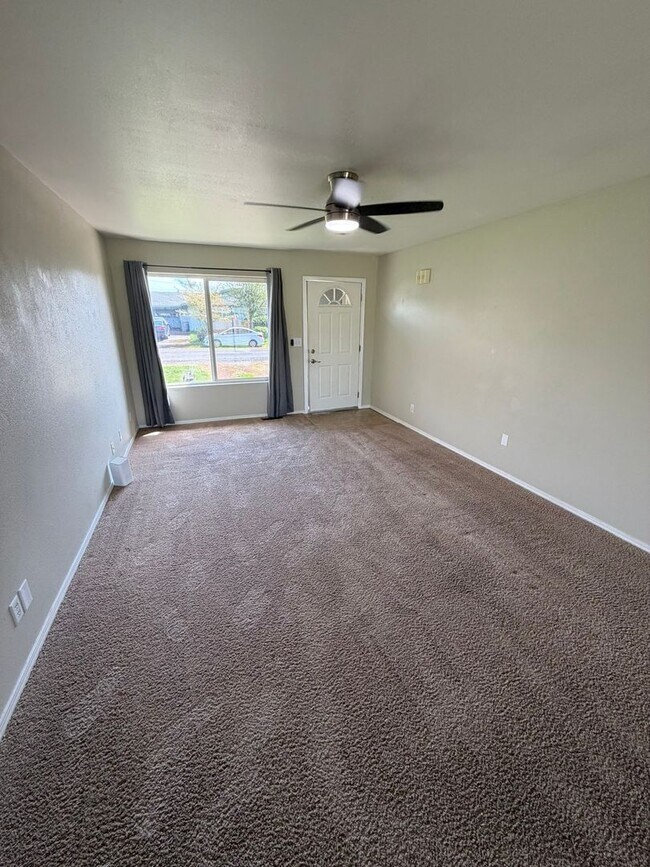 Building Photo - 370 11th St