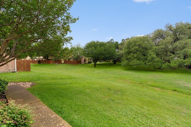 Building Photo - Perfect 3-Bedroom Condo in North Austin for Lease