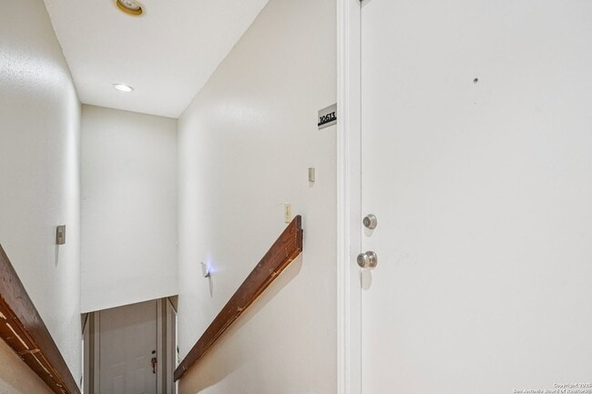 Building Photo - 10609 Starcrest Dr