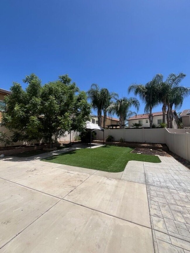 Building Photo - Beautiful, Spacious Home with solar-Desira...