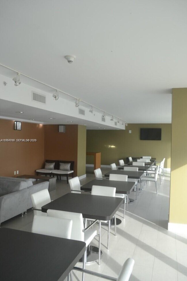 Building Photo - 1861 NW S River Dr