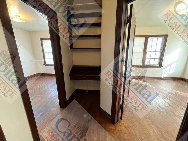 Building Photo - Charming 3 Bedroom