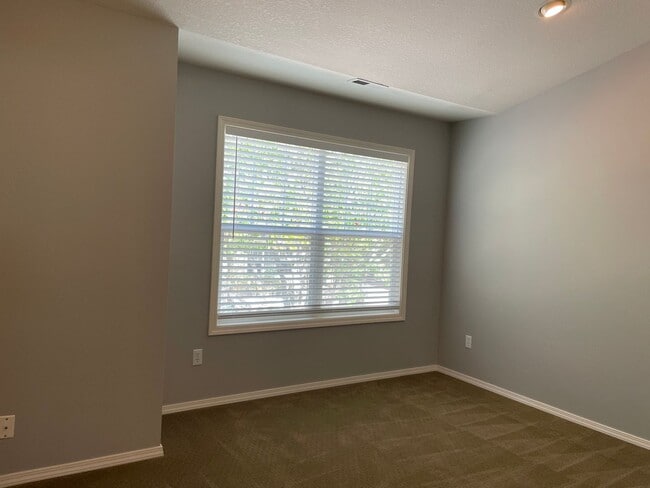 Building Photo - Beautiful and Well Maintained 2 Bed and 2....