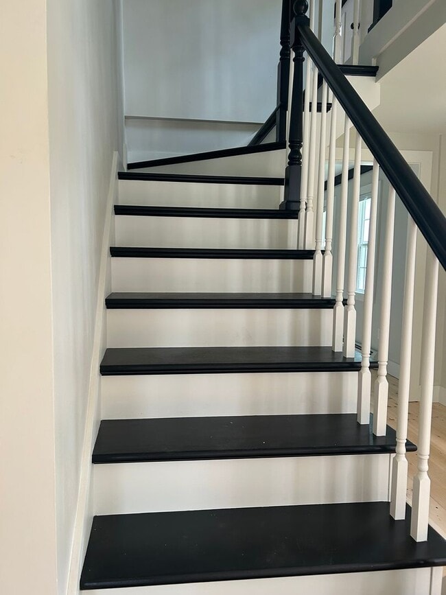 Building Photo - Beautiful renovated 5 bedroom 2.5 bath sin...