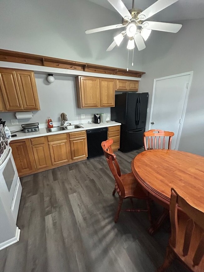 Building Photo - 3 Bedroom 1 3/4 Bathroom In Norwalk