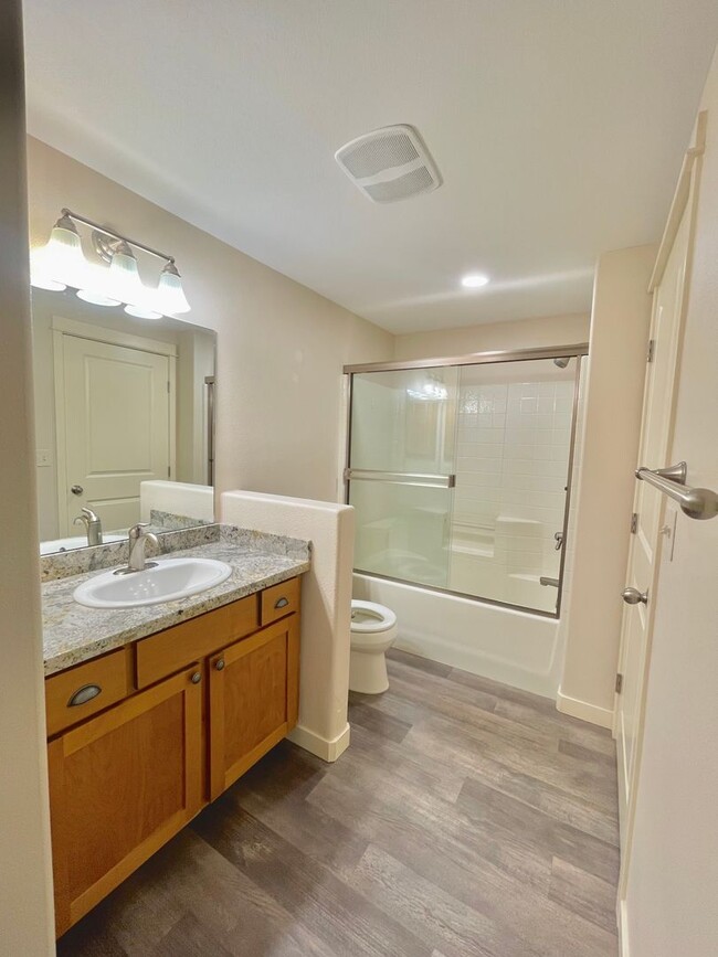 Building Photo - Two Bedroom/Two Bath in the Hillview Condo...