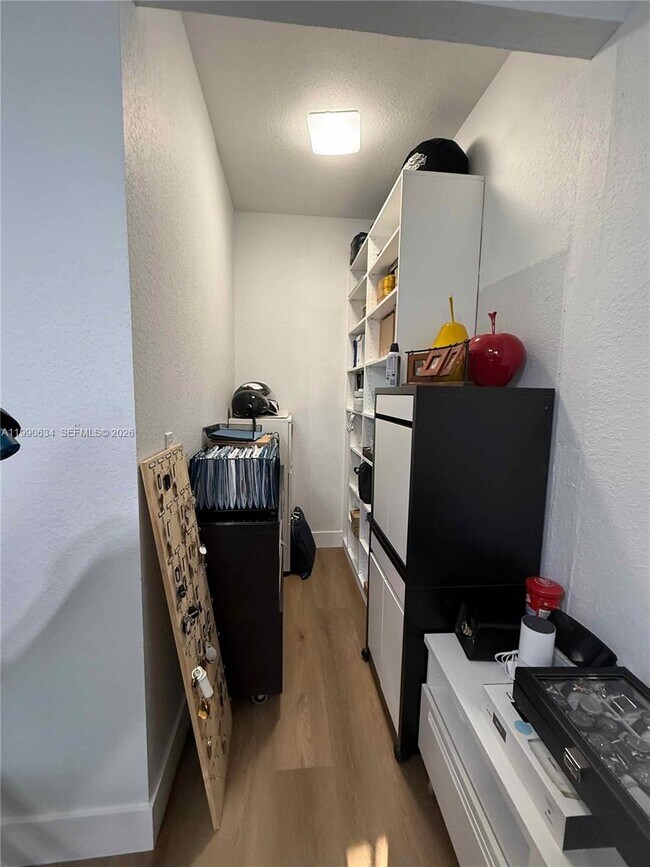 Building Photo - 6923 Julia Gardens Dr