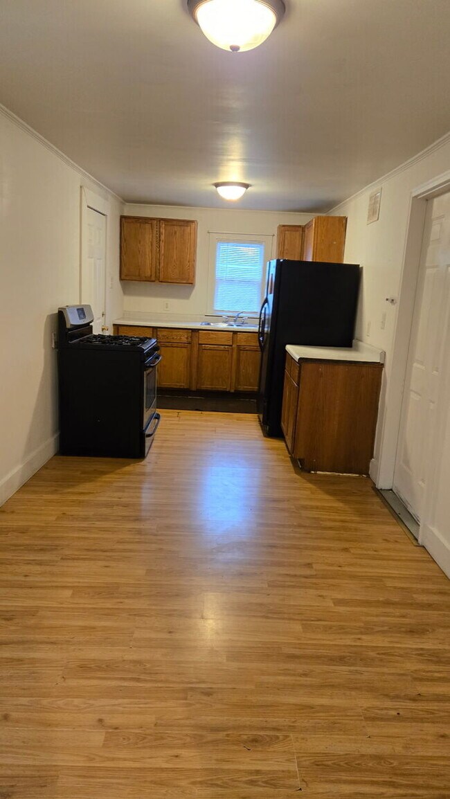Building Photo - Comfortable, affordable, and ready to call home—this well-kept house is now available for rent.